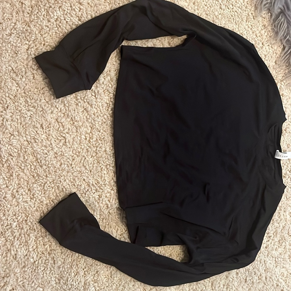Lululemon black long sleeve cropped athletic shirt